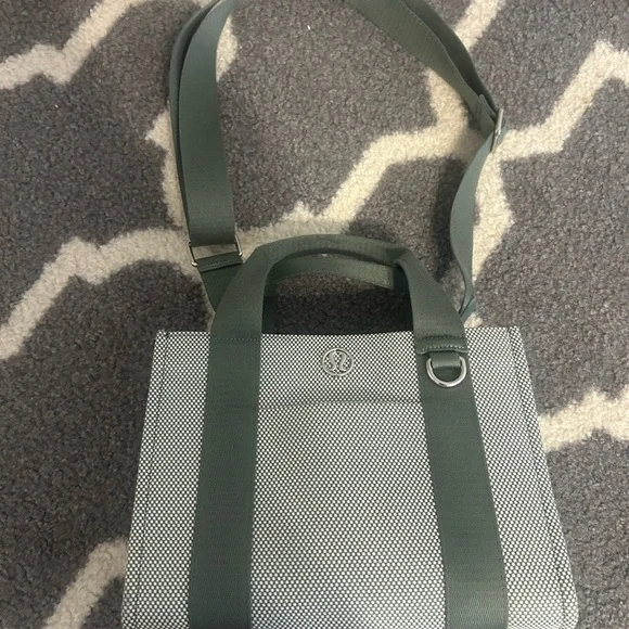 Lululemon Stylish  Green and White Tote Bag 4L - Picture 2 of 7